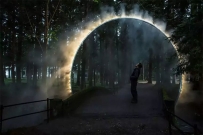 运用了光和雾喷在日本设计了“ARC ZERO – NIMBUS”的艺术装置